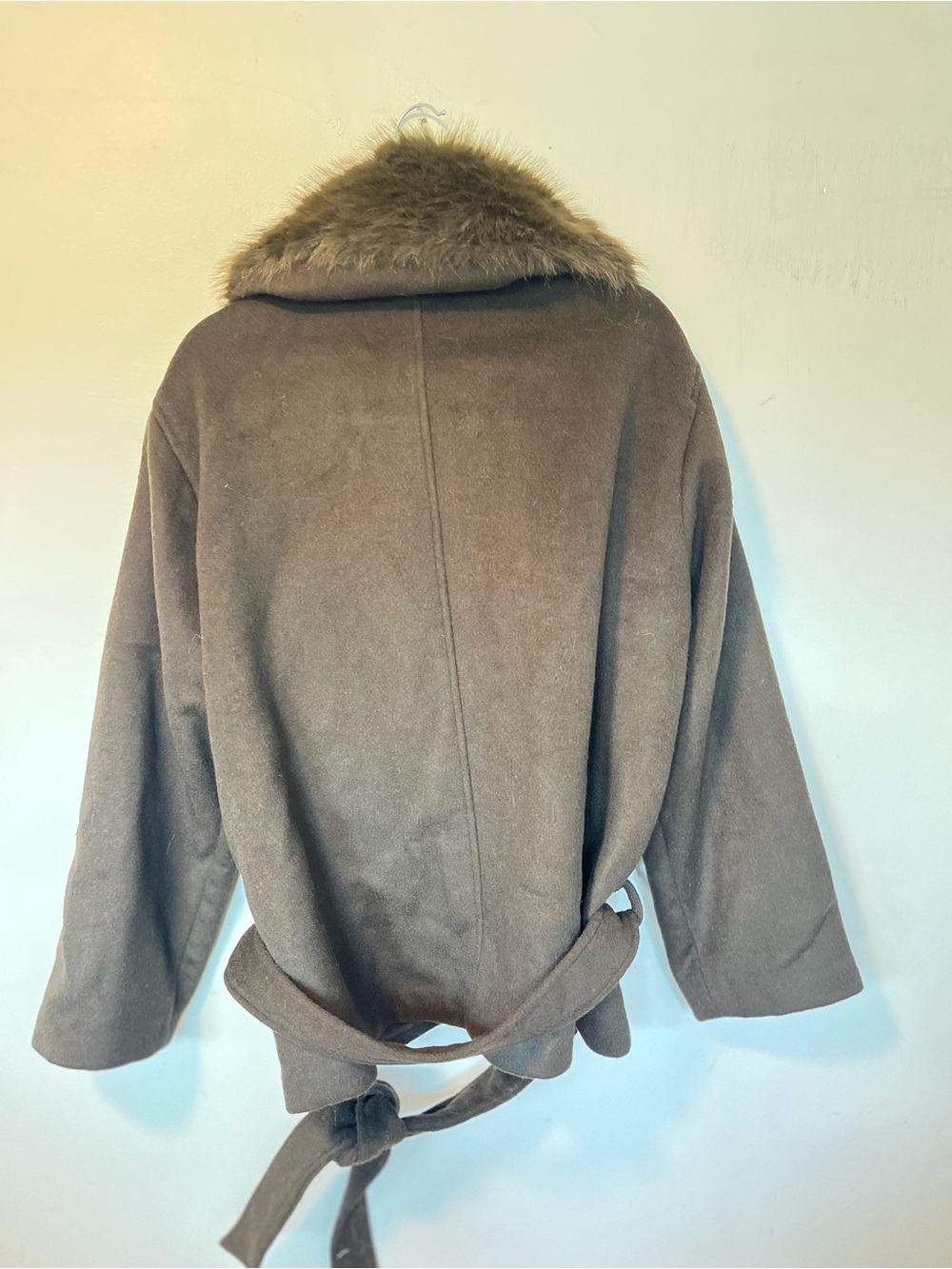 NEW ZARA WOOL BLEND COAT LUXURY WITH FAUX FUR COLLAR XS
🚨NO DISCOUNT - Picture 4 of 15